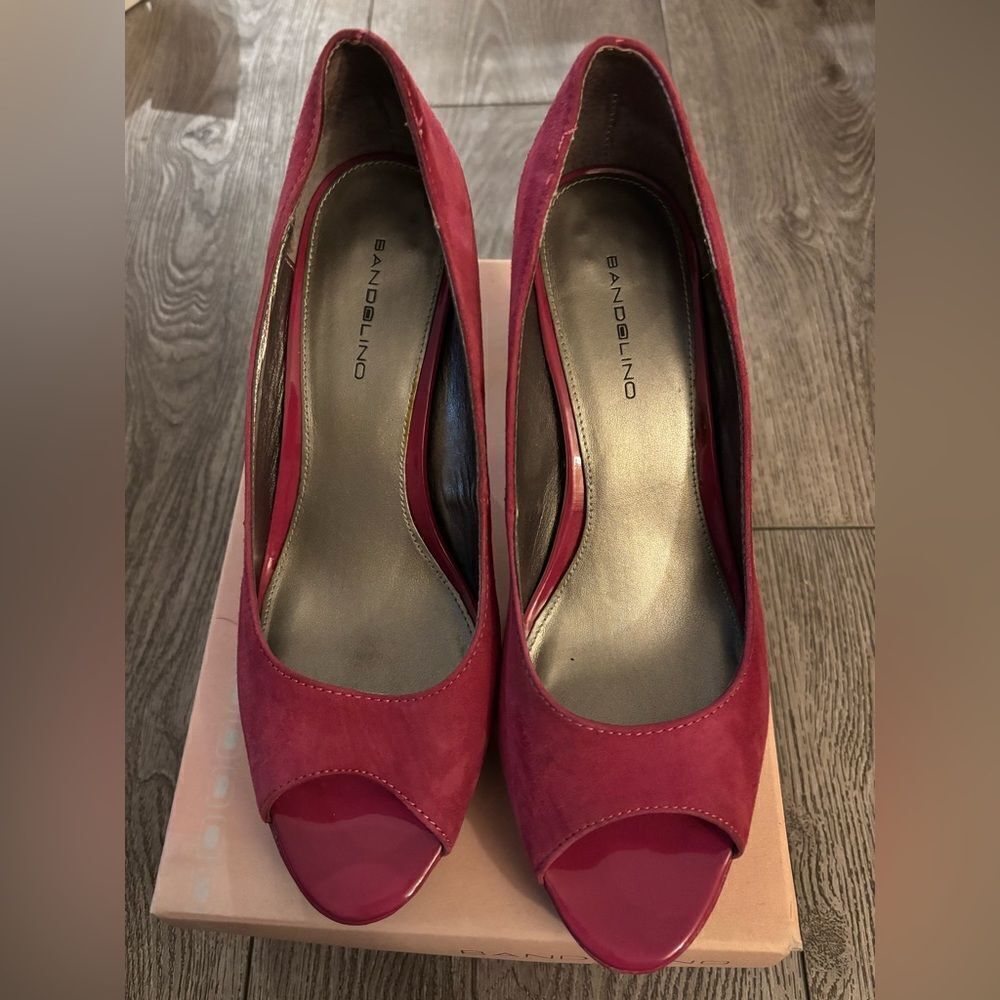 Bandolino woman’s suede pink heels used in good condition